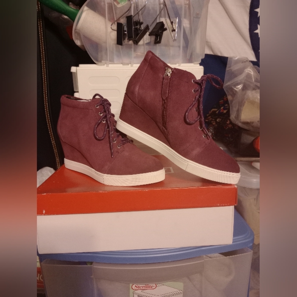 MAROON PIC AND PAY WEDGES NWT NIB 7 1/2M